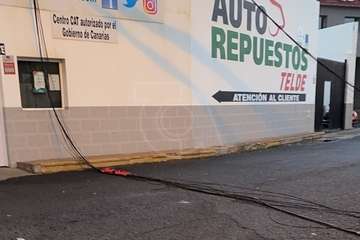 Caída de un tendido de cables sobre la calle principal de la zona industrial de Bocabarranco (Telde)/TA.